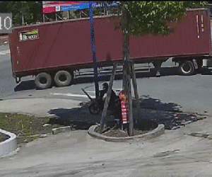 Video: Đi vào điểm mù, nam thanh niên bị xe bồn bê tông "nuốt trọn"
