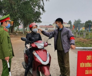 Bí thư xã Sơn Lôi: 'Người dân biết công an, bộ đội, các bác sỹ trực chốt rất vất vả nên mang gà, khoai ra ủng hộ'