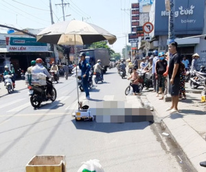 Chồng khóc ngất, ngồi ôm thi thể vợ sau va chạm giao thông