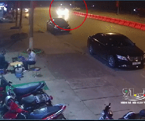 Video: Xe Fortuner chạy tốc độ cao, cày nát hàng chục mét dải phân cách rồi bỏ đi