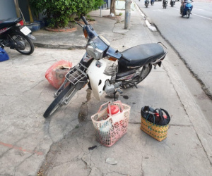 Cụ bà bị xe máy tông tử vong khi ngồi đón xe khác bên lề đường
