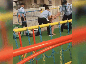 Xôn xao clip bảo vệ chung cư dùng cùi chỏ đánh trẻ em sau khi cấm chơi bóng ở sân chung cư