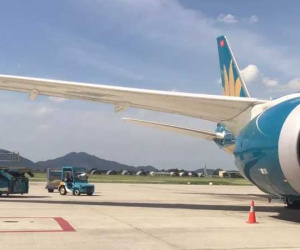 Chạy xe 'cắt mặt' máy bay Vietnam Airlines vừa hạ cánh đang vào vị trí đỗ