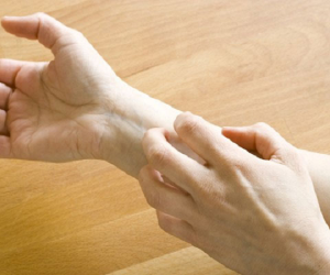 Vì sao khi gãi lại hết ngứa?