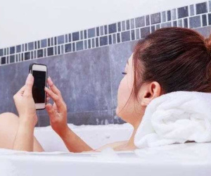 Cô bé chết vì mang điện thoại vào trong nhà tắm, thói quen tự sát hại mình mọi người vẫn làm