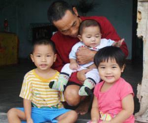 Vợ mất sau khi sinh, chồng một nách ôm 3 đứa con khờ dại: 'Sao ba để mẹ ngồi đó mà không xuống chơi với con'