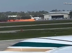 Video: Máy bay bốc cháy ngùn ngụt khi hạ cánh xuống đường băng