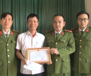 Tài xế xích lô lao mình xuống sông cứu người mẹ ôm con nhỏ tự tử