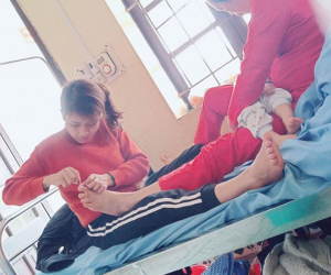 Hình ảnh con dâu cần mẫn ngồi cắt móng chân cho mẹ chồng trên giường bệnh khiến nhiều người xúc động