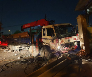 Xe tải mất thắng, tài xế tông sập nhiều trụ điện tránh người dừng đèn đỏ