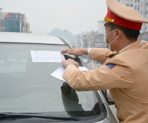 Cảnh sát ghi hình, dán giấy lên kính xe phạt nguội