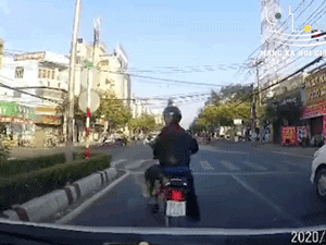 Video: Phanh giật cục để 'cà khịa' ô tô, tài xế xe máy bị đánh tới tấp