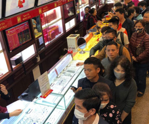 Xếp hàng bán vàng khi giá giảm nhanh