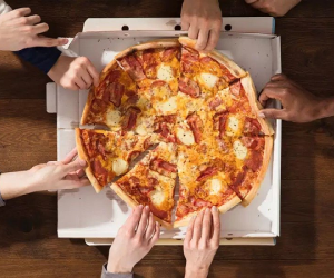 Vì sao bánh pizza hình tròn lại được đựng trong hộp vuông?