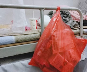 Dùng chung giường tầng ở kí túc xá nhưng lại vô tư treo túi rác ngay trên đầu bạn, nữ sinh bị nhắc nhở nhưng thái độ vẫn ngang nhiên khiến dân mạng khó chịu