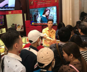 Giá vàng 'xuống dốc', người dân Hà Nội vẫn chen nhau xếp hàng từ 6h sáng để mua kiếm lời
