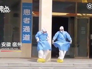 Video: Bác sĩ nhảy múa mừng bệnh nhân Covid-19 xuất viện