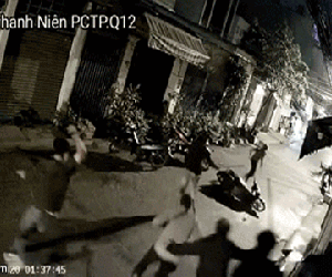 Video: 5 tên trộm xe máy bị người dân mai phục, đuổi đánh lúc nửa đêm