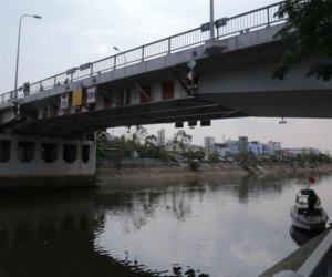 TP.HCM: Hai vợ chồng trẻ bỏ lại xe máy, cùng nhau nhảy xuống kênh Tàu Hủ tự tử
