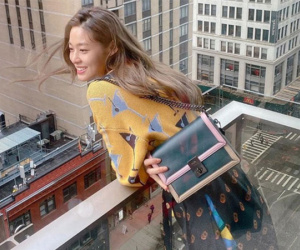 Đăng ảnh vui vẻ ở New York giữa lúc quê nhà đang khủng hoảng vì dịch bệnh, nữ thần tượng đình đám Hàn Quốc bị chỉ trích kịch liệt