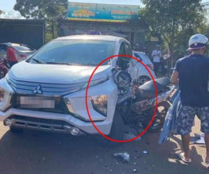 Xe máy cắm chặt vào đầu ô tô, xi nhan của xế hộp vẫn còn bật
