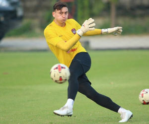 Văn Lâm lần đầu bị đẩy lên ghế dự bị trong ngày Muangthong United đại thắng