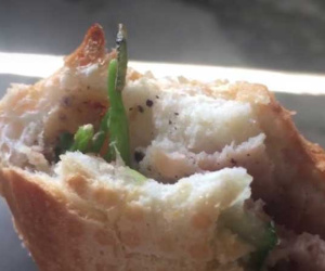 Rùng mình khi thấy 'topping' lạ trong chiếc bánh mì cắn dở, anh chàng lên mạng than thở lại bất ngờ nhận được lời chúc kì lạ này