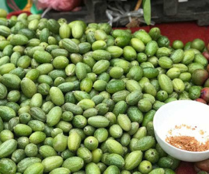 Kiếm tiền triệu mỗi ngày nhờ bán rong quả xanh đầu mùa