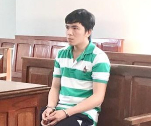 Dâm ô bé gái 12 tuổi rồi bắt uống thuốc ngừa thai