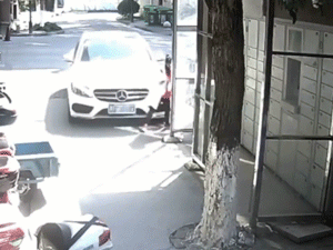 Video: Đạp nhầm chân ga khi lái xe, mẹ tông gãy chân con gái