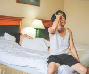 Mỗi lần nghe bước chân tiến sát giường, em lại phải đánh thức con để có cớ đẩy chồng ra