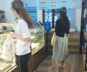 Hai người phụ nữ đội mũ bảo hiểm, đeo khẩu trang bước vào cửa hàng bánh ngọt với điệu bộ rất 'khả nghi', khi biết lý do ai cũng té ngửa