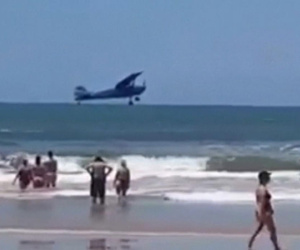 Video: Máy bay rơi xuống bãi biển có nhiều người đang tắm