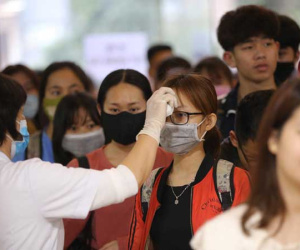 Ảnh: Sinh viên 'rồng rắn' xếp hàng đo thân nhiệt trong ngày đầu tiên quay lại trường sau kì nghỉ Tết dài nhất lịch sử
