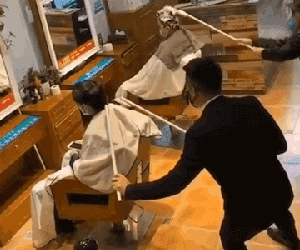 Trố mắt với clip làm tóc 'bá đạo' của salon mùa Covid-19: Cắt tóc bằng gậy, gội đầu bằng bàn chải