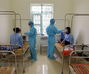 Ba du học sinh tự nguyện cách ly sau khi tiếp xúc với mẹ của bạn nhiễm Covid-19