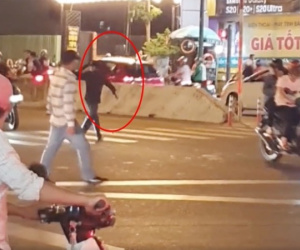 Đối tượng nghi ‘ngáo đá’ cầm rìu dọa chém người giữa ngã tư