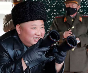 Hình ảnh đối lập giữa ông Kim Jong-un và cấp dưới giữa dịch Covid-19