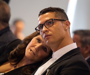 Sốc: Mẹ Ronaldo phải nhập viện khẩn cấp sau cơn đột quỵ