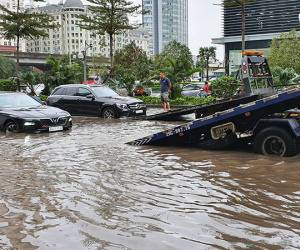 Nhiều ô tô hạng sang chết máy, ngập trong biển nước sau trận mưa lớn tại Hà Nội