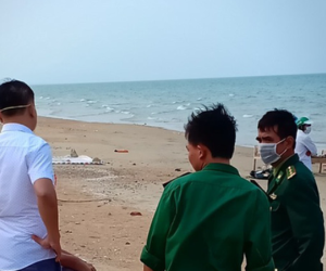 Phát hiện thi thể người đàn ông cởi trần trôi dạt ngoài bờ biển