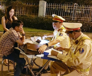 Tài xế ôtô say rượu, đổi ghế lái để tránh thổi nồng độ cồn bị phạt 17 triệu, tước GPLX 17 tháng