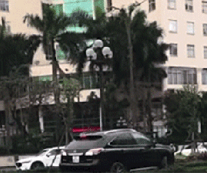 Video: Chiếc xe Lexus loay hoay leo lên dải phân cách để sang đường ở Hà Nội