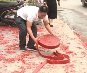 Đám cưới đốt pháo đỏ đường ở Hà Nội: Bố chú rể nói không biết