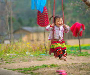 Khoảnh khắc cô bé Hà Giang nô đùa, cười rạng rỡ bên đường khiến bao người xao xuyến