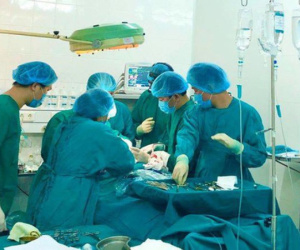 Cứu sống một bệnh nhân nguy kịch vì tự cứa vào vùng cổ