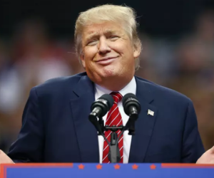 Tổng thống Trump: 'Mấy tuần rồi tôi không sờ tay lên mặt. Nhớ quá đi mất!'