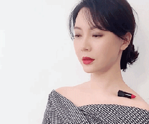 Dân mạng sốt rần rần với thử thách đặt son môi lên xương quai xanh: Vừa khoe được dáng mảnh mai lại vừa khoe được gia tài son 'khủng'