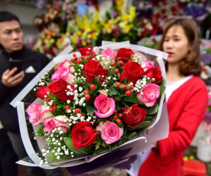 Giá hoa tươi 8/3 xuống thấp kỷ lục, người cười kẻ khóc