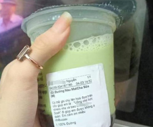 Đang buồn cũng phải lăn ra cười vì cốc trà sữa bạn order tặng với lời nhắn 'khó nói' đi kèm